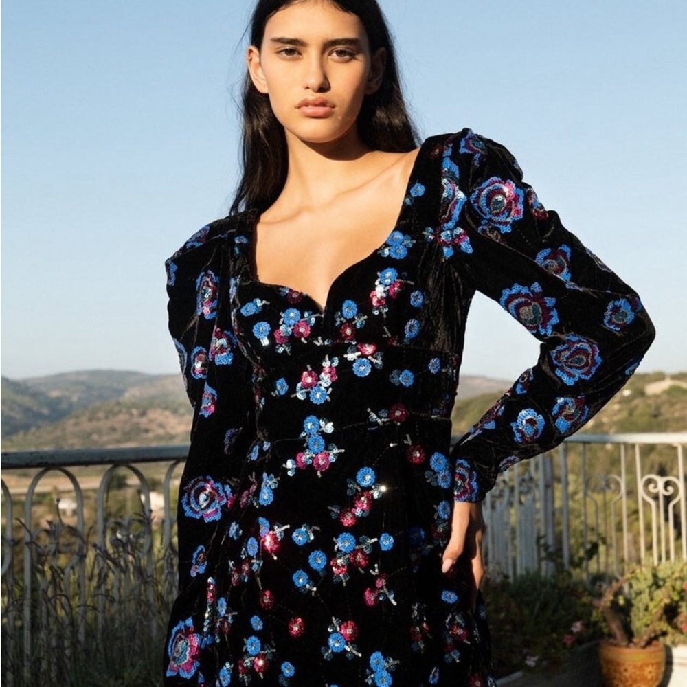 Black Velvet Floral Long-Sleeve Dress - Roseritta